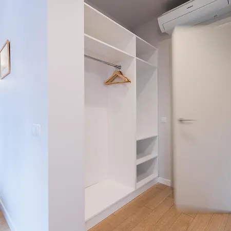 Charming Two-bedrooms In The Heart Of Old Town